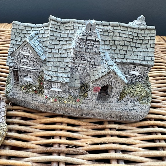 Charming Vintage Antique Miniature Village Cottage Figurines - Picture 4 of 9